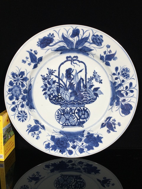 古玩陶瓷提籃青花盤真品鑒賞圖