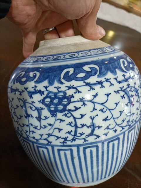 古玩陶瓷青花纏枝蓮紋罐真品鑒賞圖