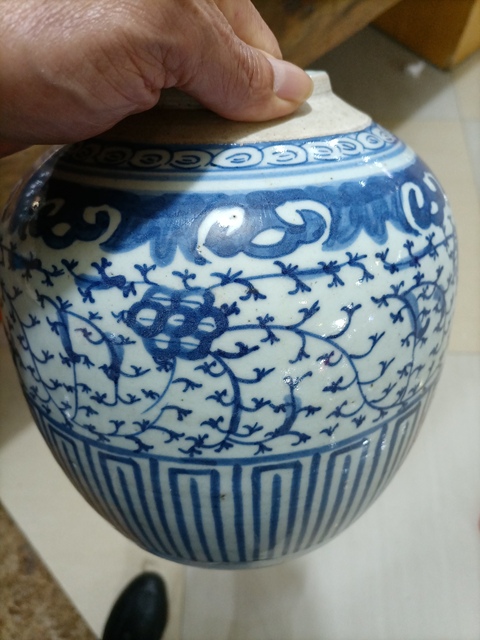 古玩陶瓷青花纏枝蓮紋罐真品鑒賞圖