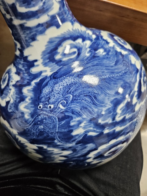 古玩陶瓷龍紋青花天球瓶真品鑒賞圖