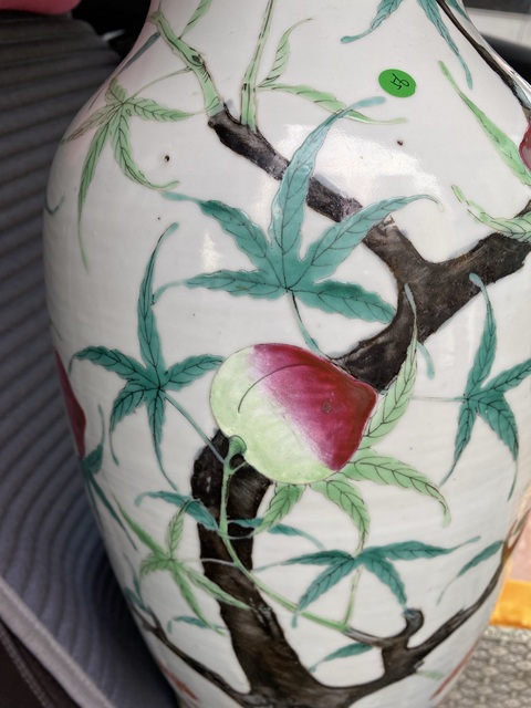 古玩陶瓷桃紋粉彩瓶真品鑒賞圖