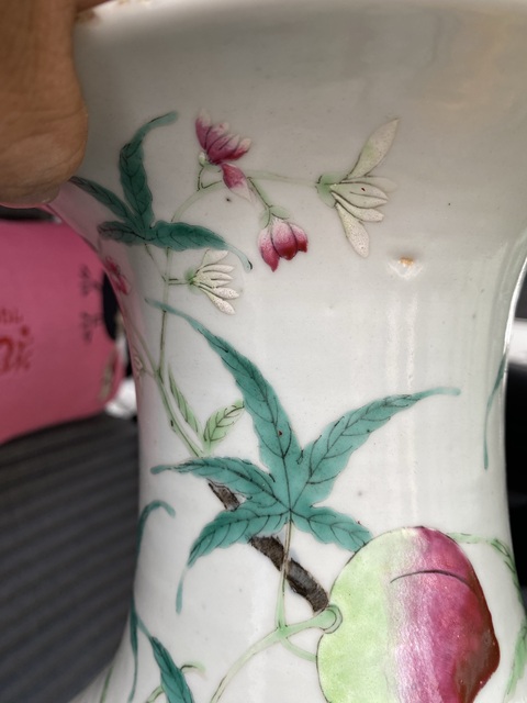 古玩陶瓷桃紋粉彩瓶真品鑒賞圖