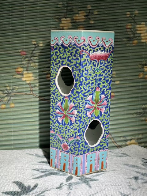 古玩陶瓷花卉紋粉彩六方鏤空帽筒真品鑒賞圖