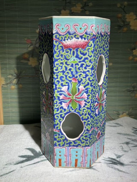 古玩陶瓷花卉紋粉彩六方鏤空帽筒真品鑒賞圖