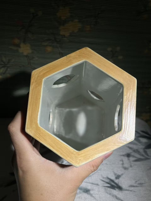 古玩陶瓷花卉紋粉彩六方鏤空帽筒真品鑒賞圖