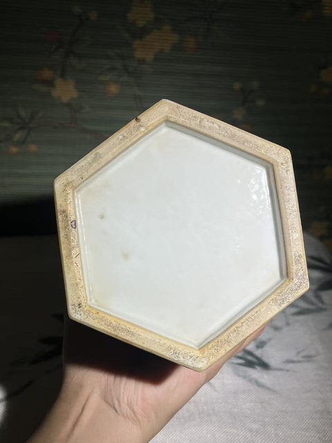 古玩陶瓷花卉紋粉彩六方鏤空帽筒真品鑒賞圖