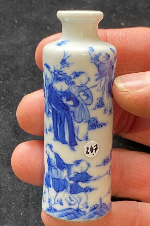 古玩陶瓷青花嬰戲圖鼻煙壺真品鑒賞圖