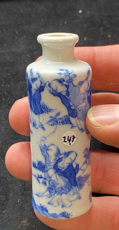 古玩陶瓷青花嬰戲圖鼻煙壺真品鑒賞圖