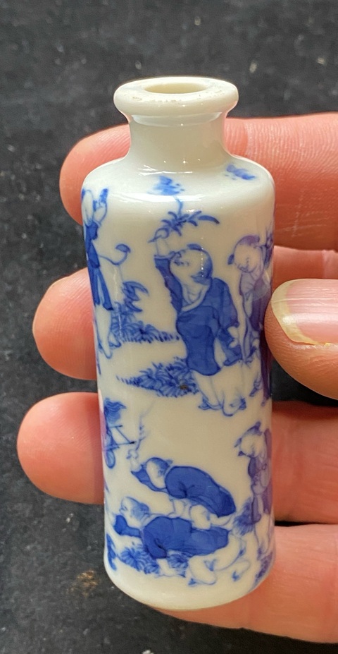 古玩陶瓷青花嬰戲圖鼻煙壺真品鑒賞圖