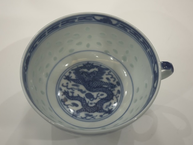 古玩陶瓷青花龍紋玲瓏瓷杯碟一套拍賣，當(dāng)前價(jià)格1888元