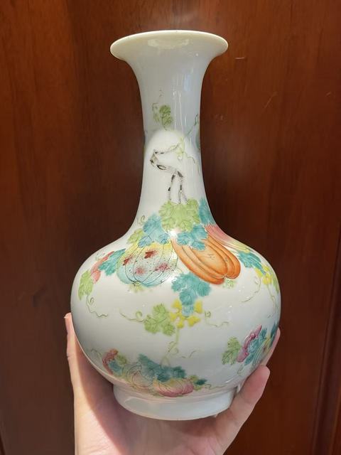 古玩陶瓷清同治 粉彩蝶戀花長頸瓶真品鑒賞圖