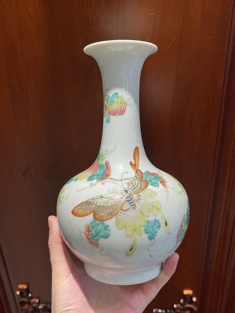 古玩陶瓷清同治 粉彩蝶戀花長頸瓶真品鑒賞圖