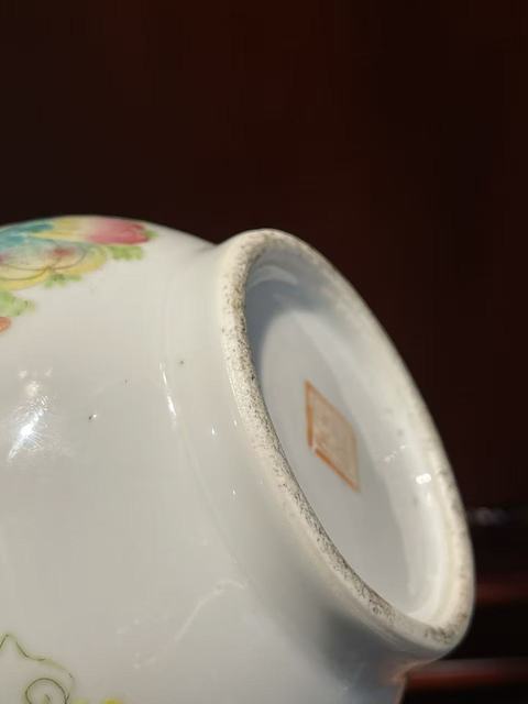 古玩陶瓷清同治 粉彩蝶戀花長頸瓶真品鑒賞圖