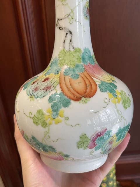 古玩陶瓷清同治 粉彩蝶戀花長頸瓶真品鑒賞圖