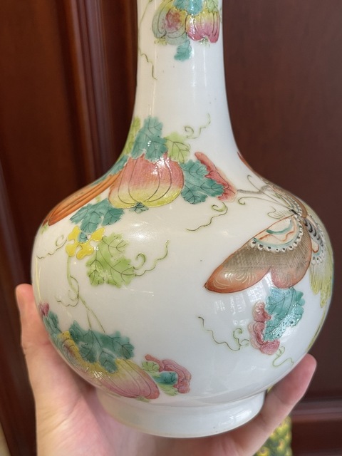 古玩陶瓷清同治 粉彩蝶戀花長頸瓶真品鑒賞圖