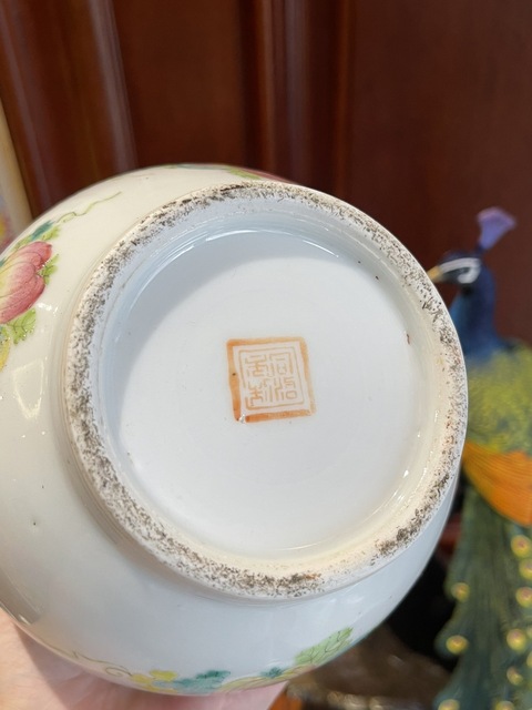 古玩陶瓷清同治 粉彩蝶戀花長頸瓶真品鑒賞圖