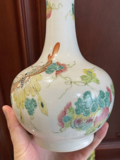 古玩陶瓷清同治 粉彩蝶戀花長頸瓶真品鑒賞圖