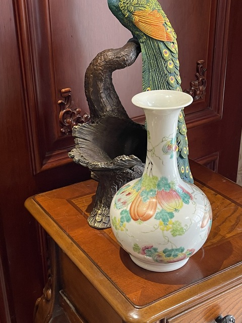 古玩陶瓷清同治 粉彩蝶戀花長頸瓶真品鑒賞圖