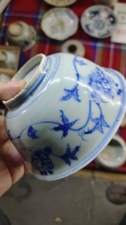 古玩陶瓷花卉紋青花碗真品鑒賞圖