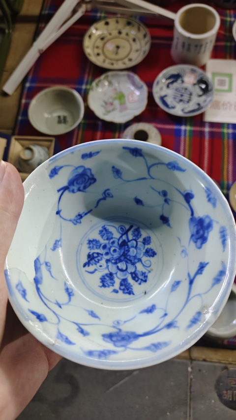 古玩陶瓷花卉紋青花碗真品鑒賞圖