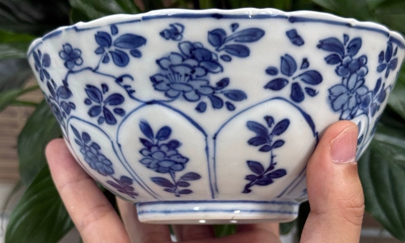 古玩陶瓷青花花卉紋碗真品鑒賞圖