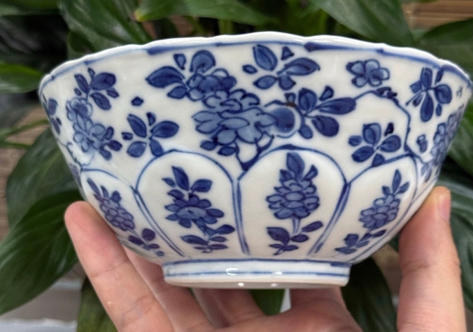 古玩陶瓷青花花卉紋碗真品鑒賞圖