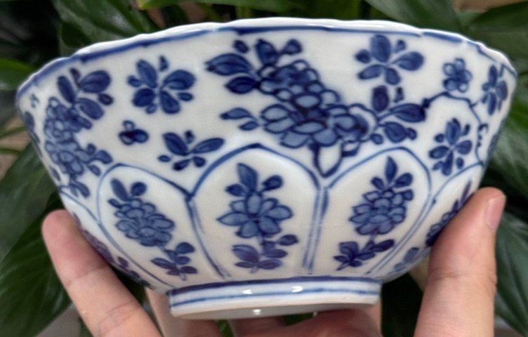 古玩陶瓷青花花卉紋碗真品鑒賞圖