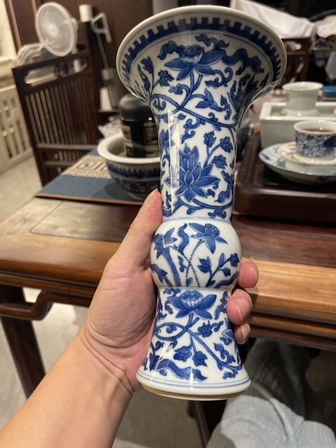 古玩陶瓷花卉紋青花花觚真品鑒賞圖