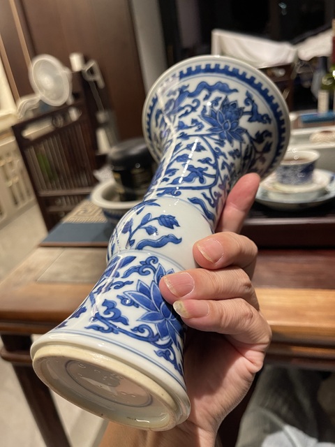 古玩陶瓷花卉紋青花花觚真品鑒賞圖