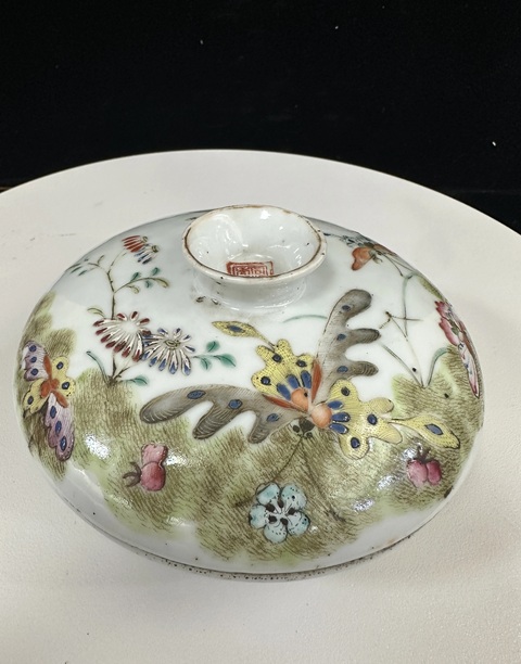 古玩陶瓷粉彩花卉蝴蝶紋調色盒真品鑒賞圖
