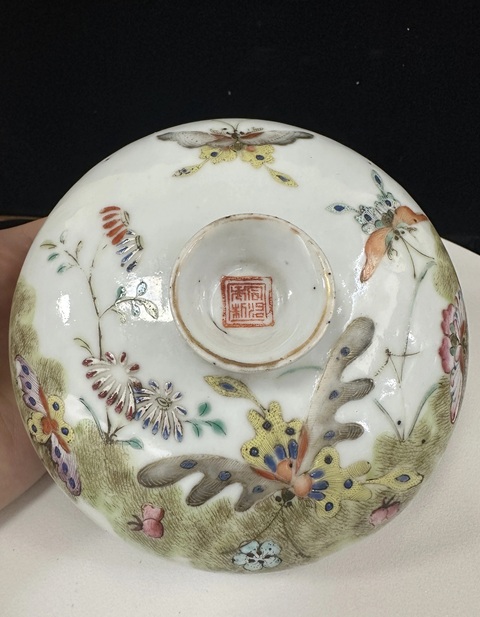 古玩陶瓷粉彩花卉蝴蝶紋調色盒真品鑒賞圖