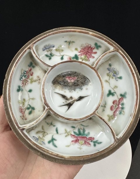古玩陶瓷粉彩花卉蝴蝶紋調色盒真品鑒賞圖