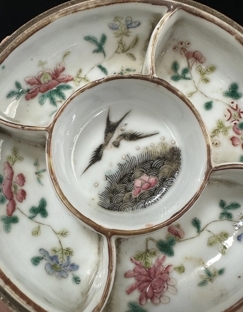 古玩陶瓷粉彩花卉蝴蝶紋調色盒真品鑒賞圖