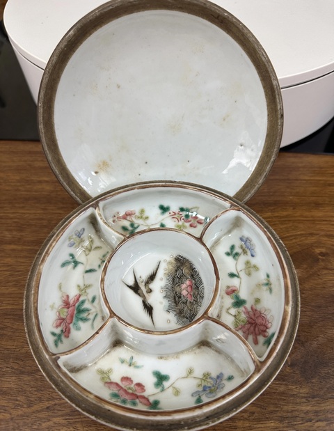 古玩陶瓷粉彩花卉蝴蝶紋調色盒真品鑒賞圖