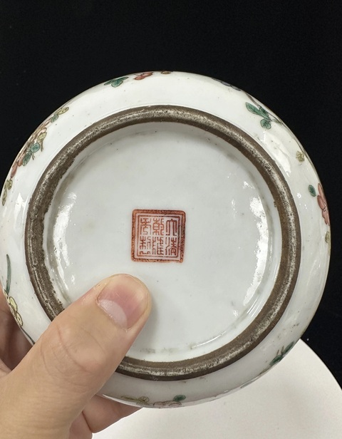 古玩陶瓷粉彩花卉蝴蝶紋調色盒真品鑒賞圖