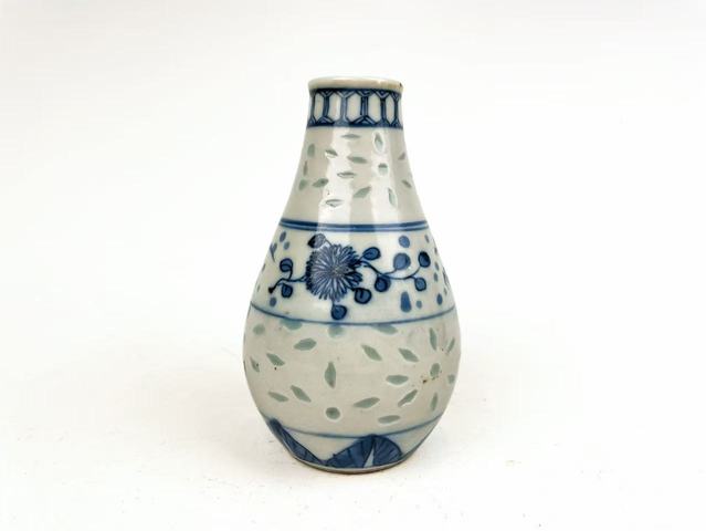 古玩陶瓷清晚期·青花鏤空松竹梅膽瓶拍賣，當前價格0元