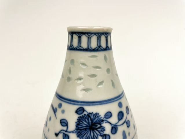 古玩陶瓷清晚期·青花鏤空松竹梅膽瓶拍賣，當前價格0元