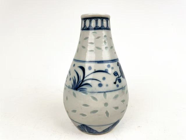 古玩陶瓷清晚期·青花鏤空松竹梅膽瓶拍賣，當前價格0元