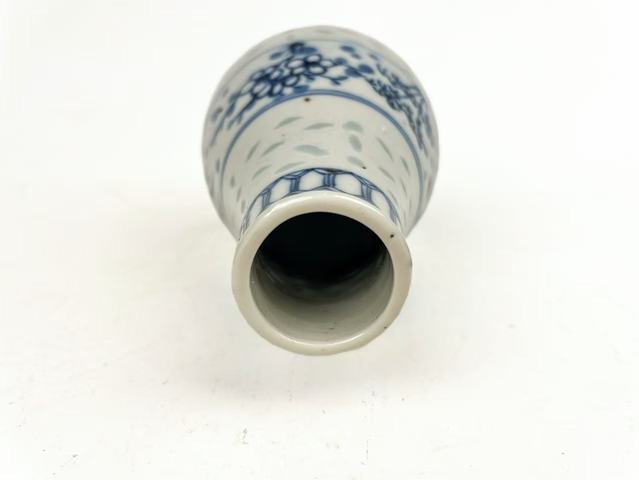 古玩陶瓷清晚期·青花鏤空松竹梅膽瓶拍賣，當前價格0元