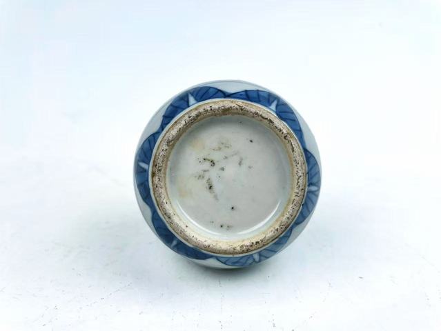 古玩陶瓷清晚期·青花鏤空松竹梅膽瓶拍賣，當前價格0元