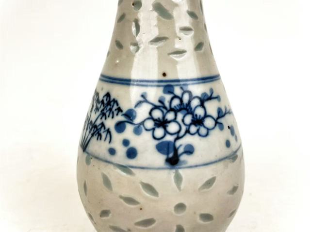 古玩陶瓷清晚期·青花鏤空松竹梅膽瓶拍賣，當前價格0元