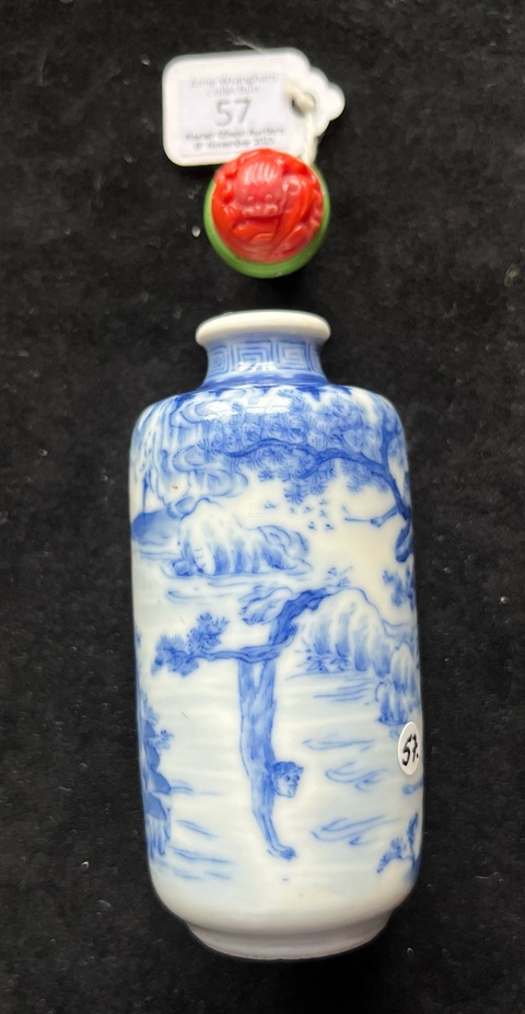 古玩陶瓷青花群猴圖鼻煙壺真品鑒賞圖