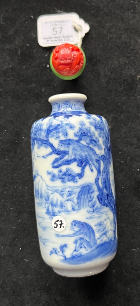 古玩陶瓷青花群猴圖鼻煙壺真品鑒賞圖