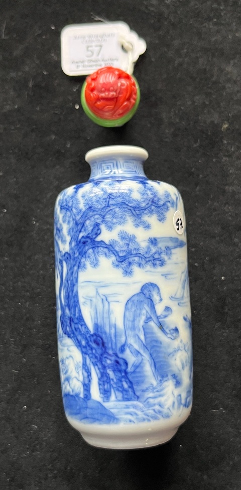 古玩陶瓷青花群猴圖鼻煙壺真品鑒賞圖