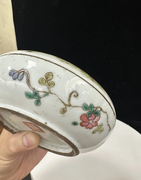 古玩陶瓷粉彩花卉蝴蝶紋調(diào)色盒拍賣(mài)，當(dāng)前價(jià)格3500元