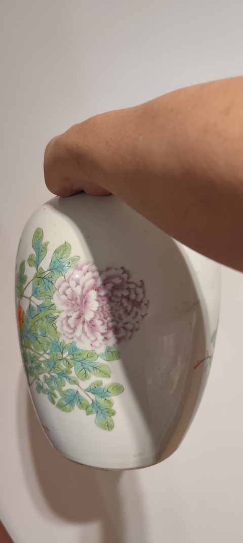 古玩陶瓷粉彩花卉紋罐真品鑒賞圖