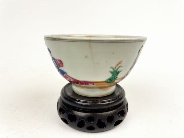 古玩陶瓷清乾隆·粉彩人物杯碟真品鑒賞圖