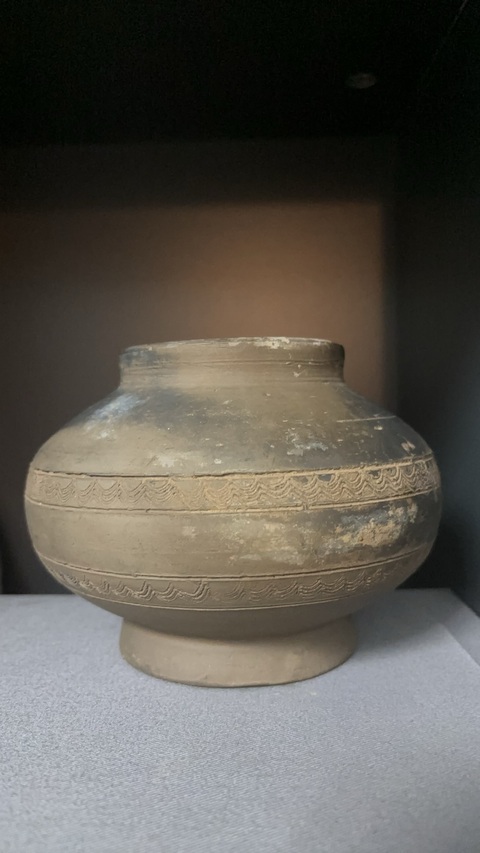 古玩陶瓷漢·灰陶磨光水波紋罐拍賣，當前價格650元