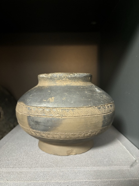 古玩陶瓷漢·灰陶磨光水波紋罐拍賣，當前價格650元