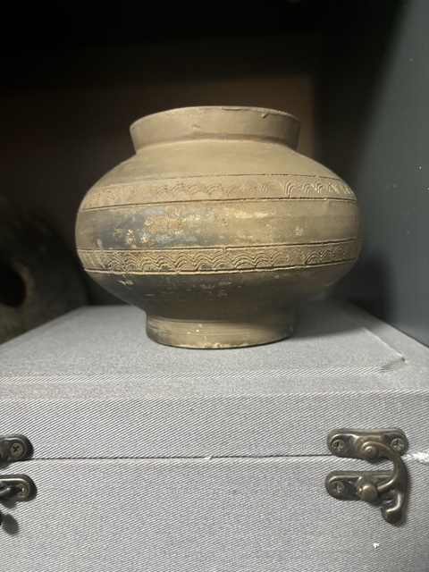 古玩陶瓷漢·灰陶磨光水波紋罐拍賣，當前價格650元